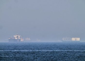 Fuerzas de EE. UU. atacan petroleros iraníes en el Estrecho de Ormuz para hacer cumplir el bloqueo