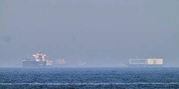 Fuerzas de EE. UU. atacan petroleros iraníes en el Estrecho de Ormuz para hacer cumplir el bloqueo