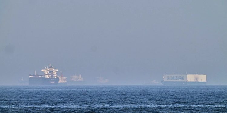 Fuerzas de EE. UU. atacan petroleros iraníes en el Estrecho de Ormuz para hacer cumplir el bloqueo
