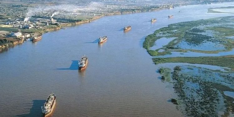 Privatización de la Hidrovía Paraná-Paraguay avanza en Argentina entre disputas geopolíticas y advertencias logísticas