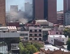 Incendio en el antiguo edificio de Ahorros Paraguayos en el centro de Asunción