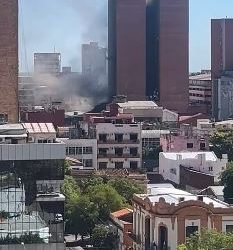 Incendio en el antiguo edificio de Ahorros Paraguayos en el centro de Asunción