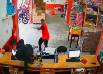 Empleados con machetes frustran asalto y dejan a delincuentes gravemente heridos