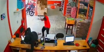 Empleados con machetes frustran asalto y dejan a delincuentes gravemente heridos