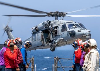 EE.UU activó operación marítima y militar para liberar buques atrapados en Ormuz