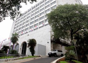 Condenan a 16 años de cárcel a un hombre por abuso infantil y a la madre por encubrimiento