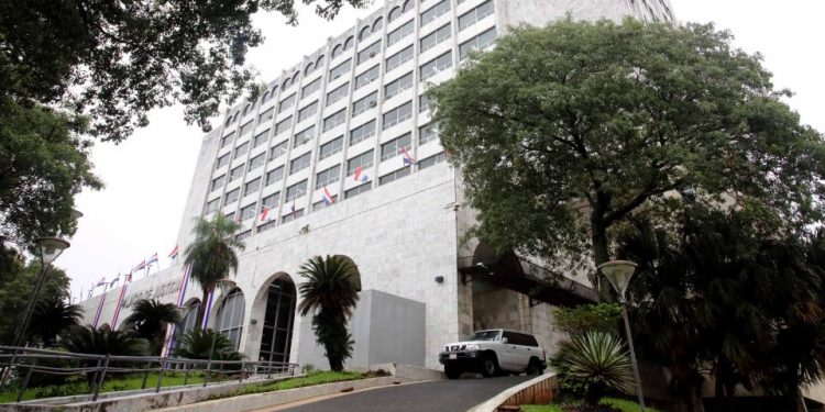 Condenan a 16 años de cárcel a un hombre por abuso infantil y a la madre por encubrimiento