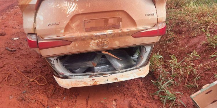 Persecución culminó con camioneta volcada con carga de marihuana