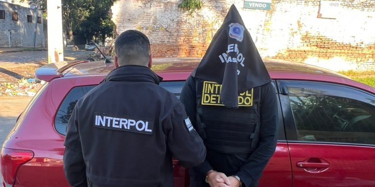 Capturan en barrio San Pablo a hombre con orden de detención internacional