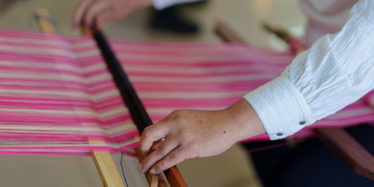 Maestras artesanas compitieron en Piribebuy para salvaguardar el Poncho Para’i de 60 Listas