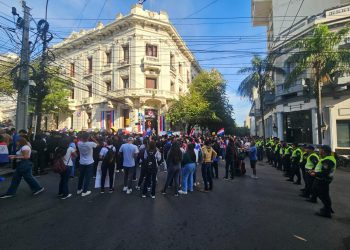 Gobierno abre mesa de diálogo y reevalúa la suspensión del ingreso al Colegio de Policía