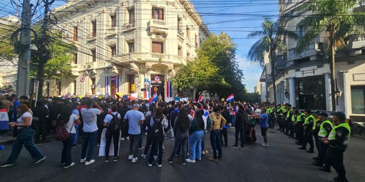Gobierno abre mesa de diálogo y reevalúa la suspensión del ingreso al Colegio de Policía