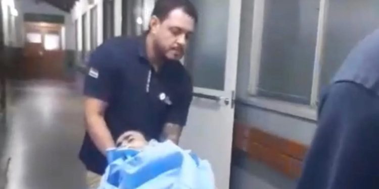 Recluso herido tras ser atacado mientras dormía