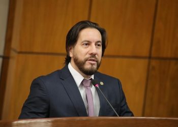 Senador acusa de «blanqueamiento» al contralor general y exige juicio político