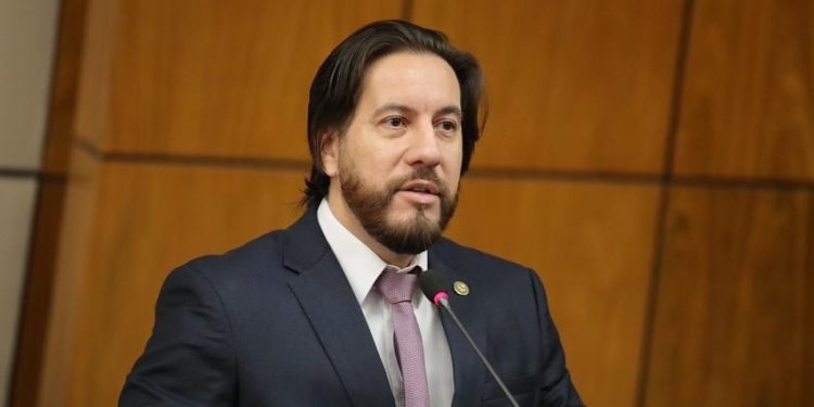 Senador acusa de «blanqueamiento» al contralor general y exige juicio político