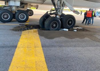 Avión carguero terminó con sus ruedas enterradas en pista Aeropuerto de Uruguay