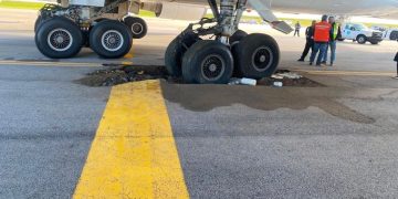 Avión carguero terminó con sus ruedas enterradas en pista Aeropuerto de Uruguay