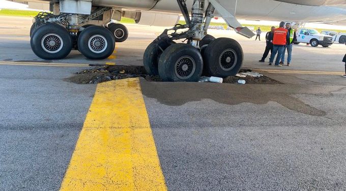 Avión carguero terminó con sus ruedas enterradas en pista Aeropuerto de Uruguay