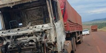 Tractocamión es consumido por las llamas tras cortocircuito en Canindeyú