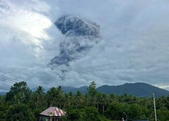 Tres excursionistas muertos y varios desaparecidos tras erupción de volcán en Indonesia