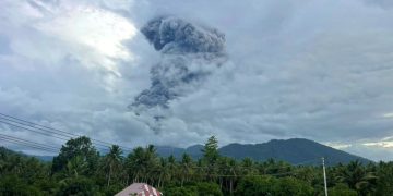 Tres excursionistas muertos y varios desaparecidos tras erupción de volcán en Indonesia