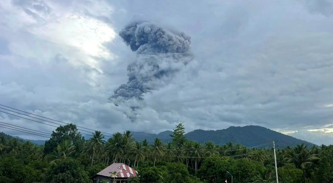 Tres excursionistas muertos y varios desaparecidos tras erupción de volcán en Indonesia