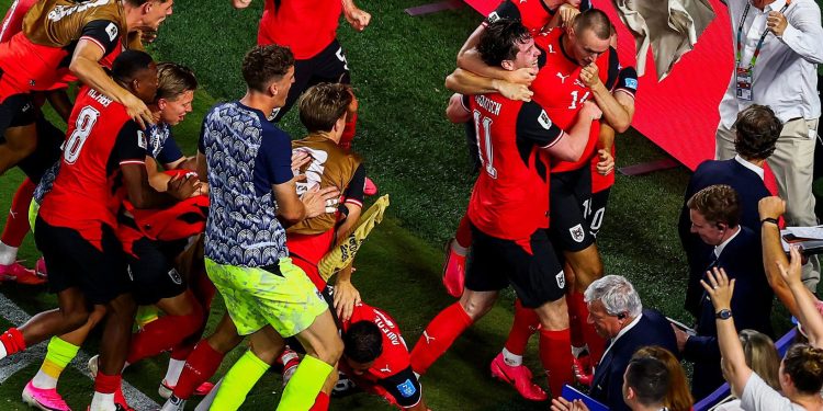 Austria logró un agónico empate con Argelia y ambas clasificaron a 16avos de final