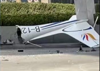 Muere piloto tras estrellarse una avioneta contra el rascacielos más alto de Pekín