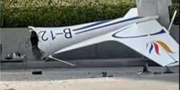 Muere piloto tras estrellarse una avioneta contra el rascacielos más alto de Pekín
