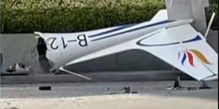 Muere piloto tras estrellarse una avioneta contra el rascacielos más alto de Pekín