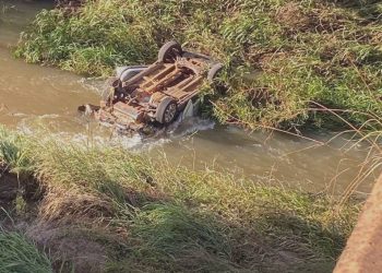 Vehículo se precipitó al arroyo y ocupante logró salir a tiempo