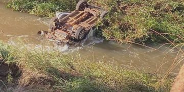 Vehículo se precipitó al arroyo y ocupante logró salir a tiempo