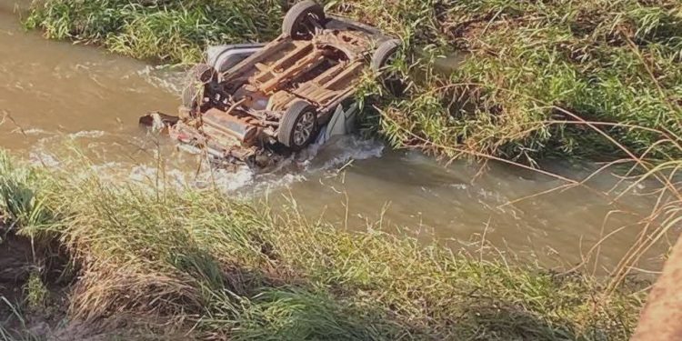 Vehículo se precipitó al arroyo y ocupante logró salir a tiempo