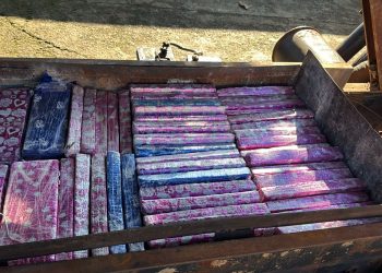 Tras chocar contra un cartel, descubren carga de marihuana en camión