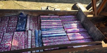 Tras chocar contra un cartel, descubren carga de marihuana en camión