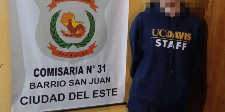 Estudiante brasileño fue sorprendido hurtando chocolatede una cadena de minimercados