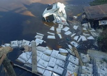 Camionero muere ahogado tras desplomarse puente de madera en Benjamín Aceval