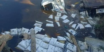 Camionero muere ahogado tras desplomarse puente de madera en Benjamín Aceval
