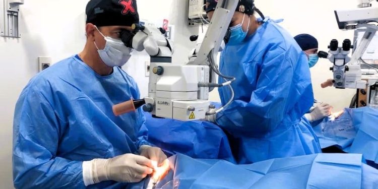 Pacientes son beneficiados con cirugías de cataratas en Concepción