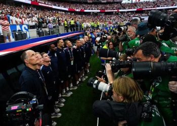 El seleccionador de Inglaterra, Tuchel, pide a la FIFA que retire a los fotógrafos que obstruyen su visión durante el himno nacional