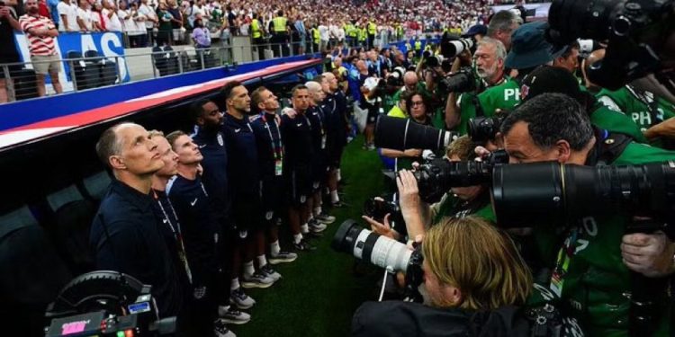 El seleccionador de Inglaterra, Tuchel, pide a la FIFA que retire a los fotógrafos que obstruyen su visión durante el himno nacional