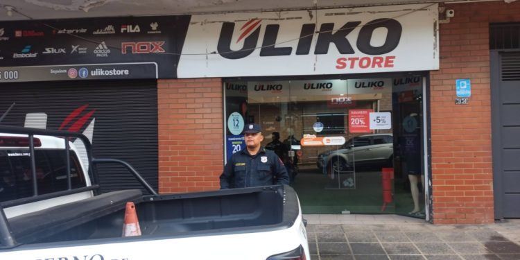 Denuncian hurto de raquetas de pádel en local comercial de Asunción