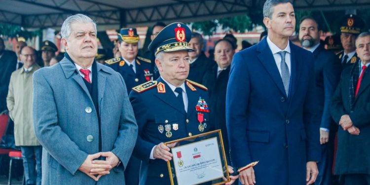 Ejecutivo oficializa ascenso de César Silguero y lo confirma como comandante de la Policía Nacional