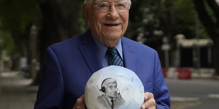 Macaya Márquez, inagotable: a los 91 años cubrirá su 18° Mundial