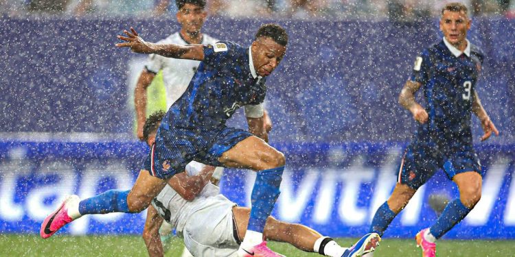 Francia se instala en dieciseisavos con una goleada 3-0 a Irak y un doblete de Mbappé