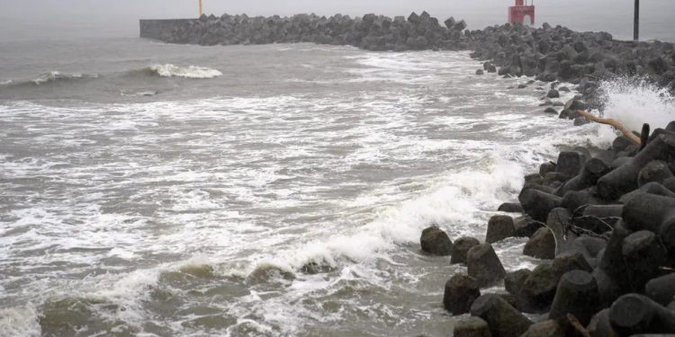 Fuertes tormentas provocan inundaciones y deslaves en Japón