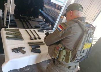 Decomisan componentes de fusiles de uso militar durante control en el Silvio Pettirossi