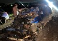 Automóvil chocó contra camioneta estacionada y dejó como saldo dos heridos graves