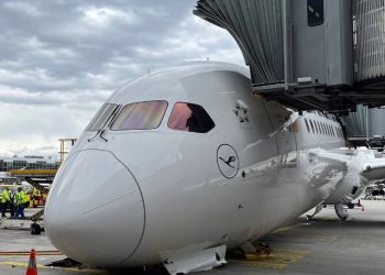 Colapsó tren de aterrizaje de avión y dejó a varios empleados heridos en Alemania