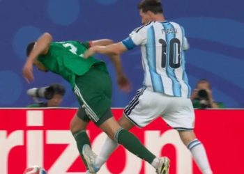 La falta de Lionel Messi que los argelinos reclamaron para tarjeta roja